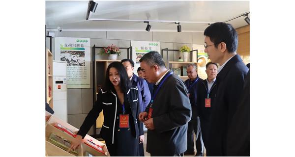 2021年11月11日上午，自治區(qū)水利廳黨組書(shū)記、廳長(zhǎng)楊焱一行來(lái)到公司食用菌基地調(diào)研，了解現(xiàn)代特色農(nóng)業(yè)發(fā)展情況，楊焱強(qiáng)調(diào)，鄉(xiāng)村振興要?jiǎng)?chuàng)新思路，多形式發(fā)展鄉(xiāng)村產(chǎn)業(yè)。原梧州市委常委、市政府副市長(zhǎng),現(xiàn)任自治區(qū)大數(shù)據(jù)發(fā)展局副局長(zhǎng)何予平(右一）陪同調(diào)研。