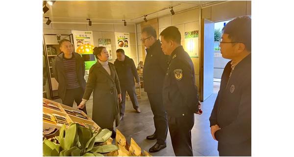 2023年2月8日下午，梧州市委農(nóng)辦主任、市農(nóng)業(yè)農(nóng)村局局長(zhǎng)宋彤宇，梧州市農(nóng)業(yè)農(nóng)村局副局長(zhǎng)徐偉宏等一行，在萬(wàn)秀區(qū)副區(qū)長(zhǎng)黃沛森的陪同下到公司食用菌基地研，了解基地生產(chǎn)情況。