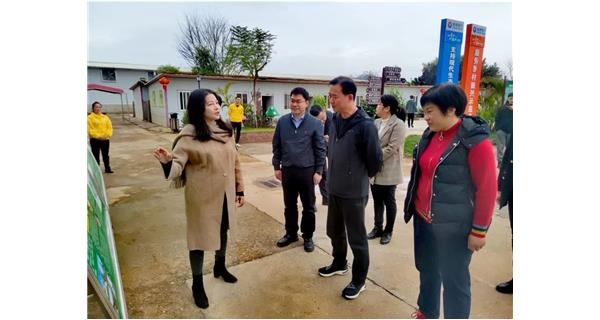 2023年2月11日上午，廣東省肇慶市封開(kāi)縣委副書(shū)記、縣長(zhǎng)丘燦輝，封開(kāi)縣委副書(shū)記韋賢康一行到公司食用菌基地考察調(diào)研。梧州市萬(wàn)秀區(qū)委副書(shū)記、區(qū)長(zhǎng)易潔，副區(qū)長(zhǎng)黃沛森陪同。